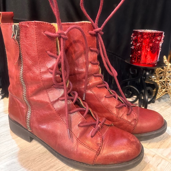 Nine West Shoes - Women’s Nine West Boots Size 9.5
Red/Burgundy
Leather Upper